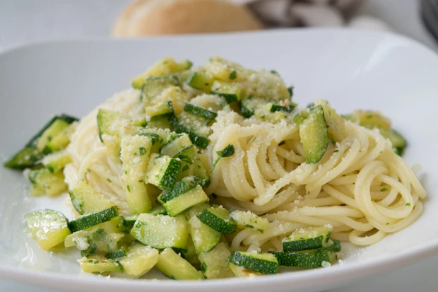 Zucchini-Zitronen-Nudeln
