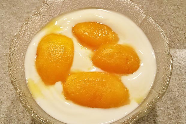 Joghurtcreme mit gedünsteten Pfirsichen