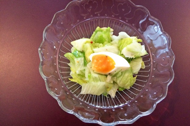 Blattsalat mit Ei