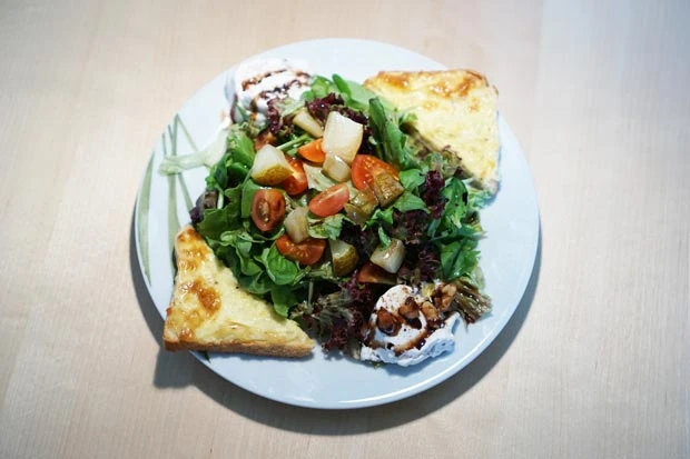 Sommerlicher Walnusseis-Salat mit karamellisierten Birnen und nussigen Toastecken