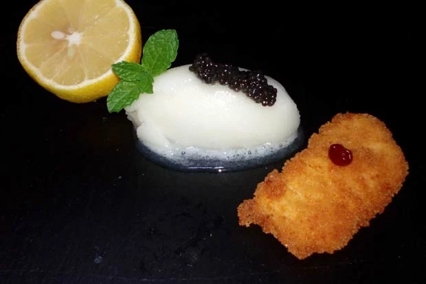 Schnitzerl mit M&ouml;venpick Zitronensorbet, Kaviar und Preiselbeere