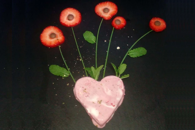Grand Marnier-Erdbeeren mit Mövenpick Erdbeer-Sahne und grünem Pfeffer
