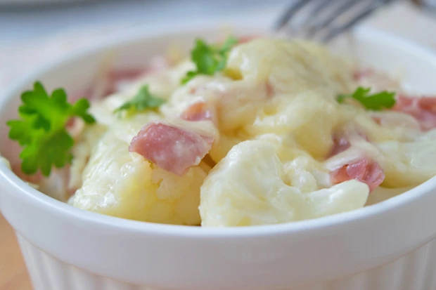 &Uuml;berbackener Karfiol mit Schinken und K&auml;se