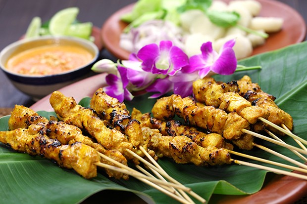 Sate Ayam - Gegrillte Hühnerfleischspieße mit Erdnusssoße