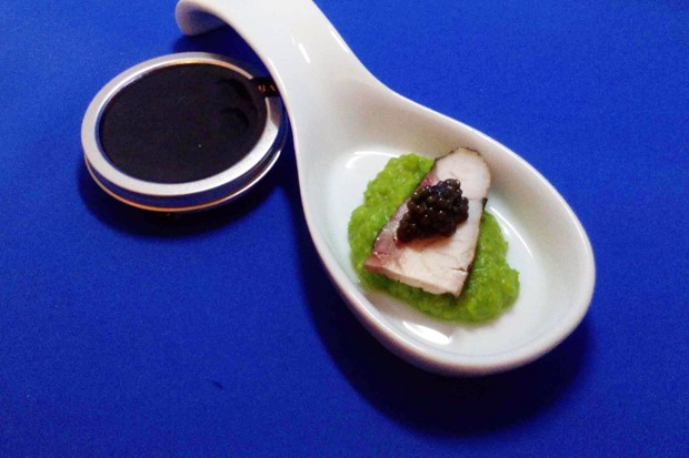 Kaviar auf Räucherstör und Erbsenmousse