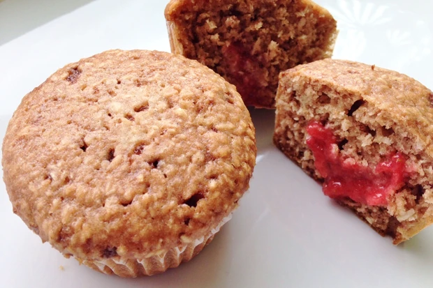 Schokomuffins gef&uuml;llt mit Beerencreme