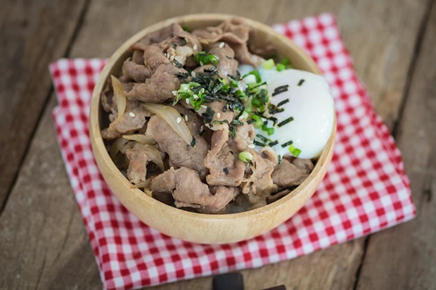 Japanisches Donburi mit Schweinefleisch