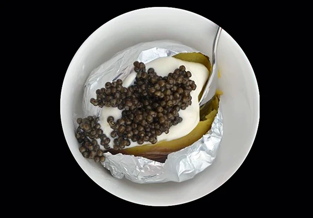 Sauere Sahnesauce mit schwarzem Kaviar