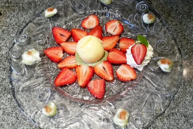 M&ouml;venpick Vanilleeis mit Erdbeerf&auml;cher an Minzpesto