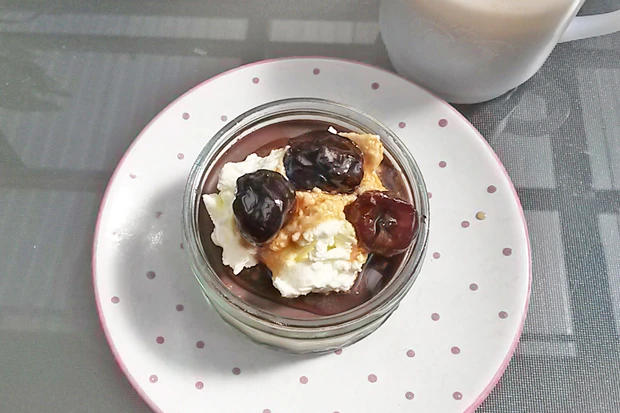 Schokomousse mit Amarenakirschen