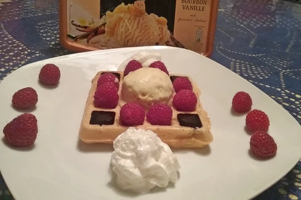 Belgische Waffeln mit Mövenpick Vanilleeis und Himbeeren