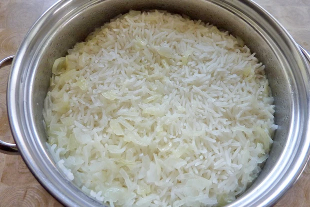 Chinesischer Reis mit Zwiebel und Ingwer