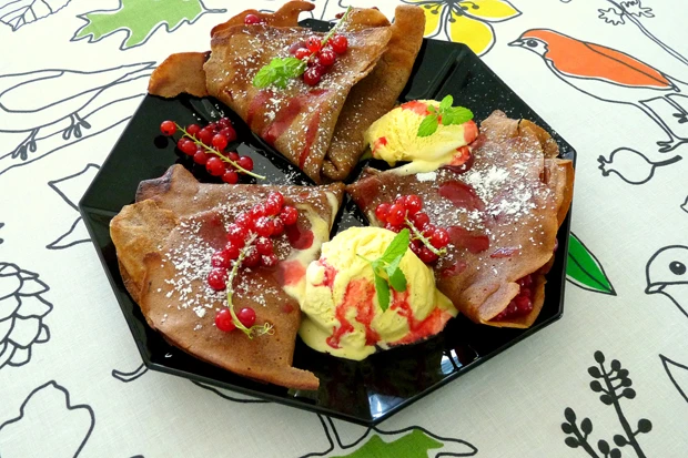 Schokolade-Cr&ecirc;pes mit Ribisel-Ragout und M&ouml;venpick-Vanilleeis