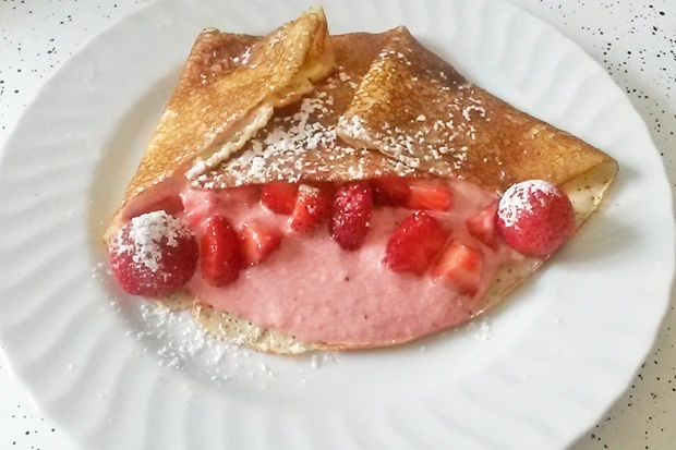 Erdbeerpalatschinken mit Sauerrahm