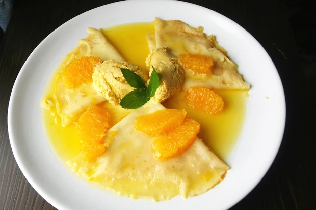 Cr&ecirc;pes Suzette mit Vanilleeis