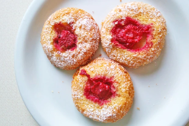 Biskuitmuffin mit Erdbeere