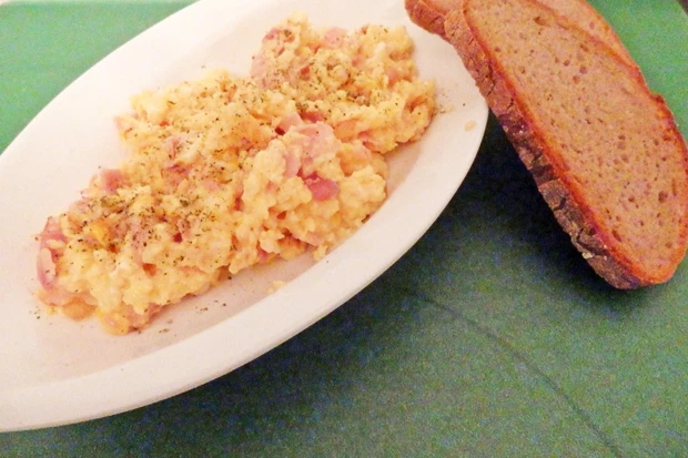 R&uuml;hrei mit Schinken und Chilik&auml;se