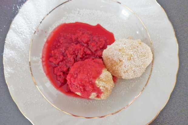 Topfenknödel mit Himbeersauce