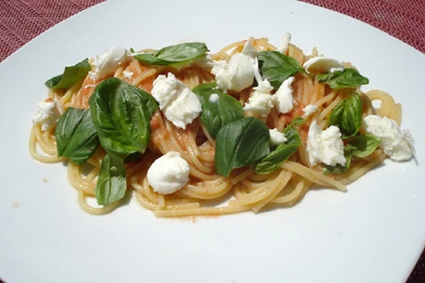 Spaghetti mit ungekochter Tomatensauce