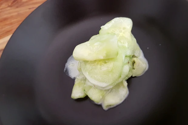 Gurkensalat mit Sauerrahm und Knoblauch