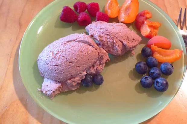 Mousse au Chocolat mit Fr&uuml;chten