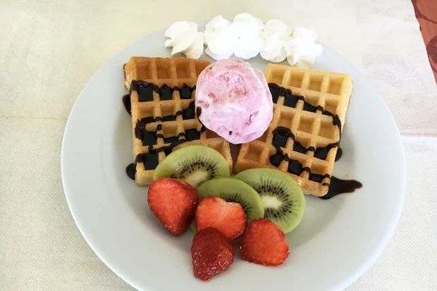 Frische Waffeln mit Mövenpick Erdbeer Sahne Eis