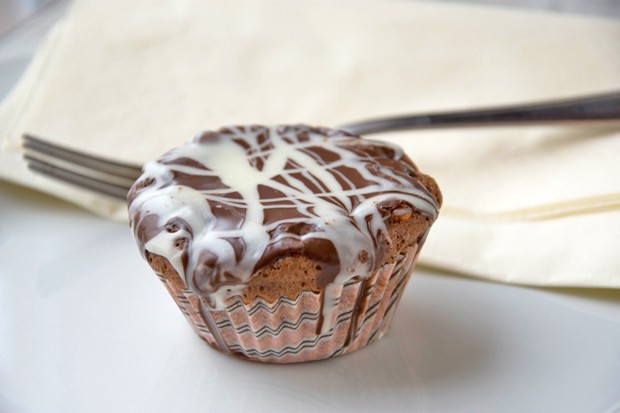 Schokomuffin mit Schwarz-Weißglasur