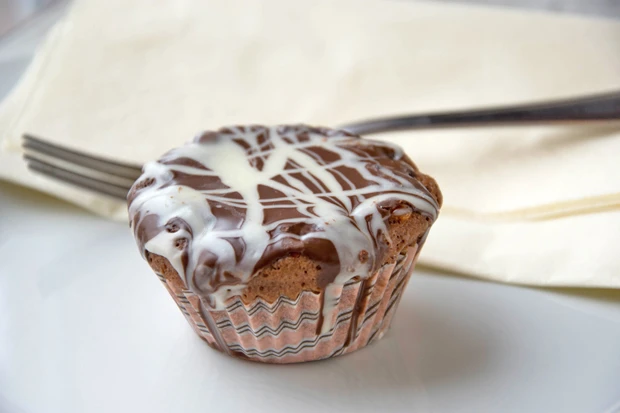 Schokomuffin mit Schwarz-Weißglasur