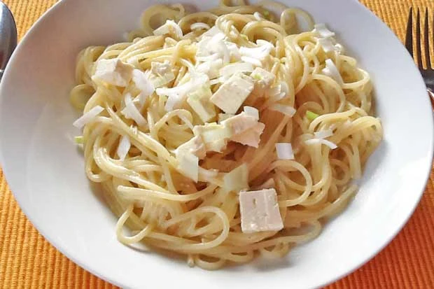 Spaghetti mit Jungzwiebel und Schafk&auml;se