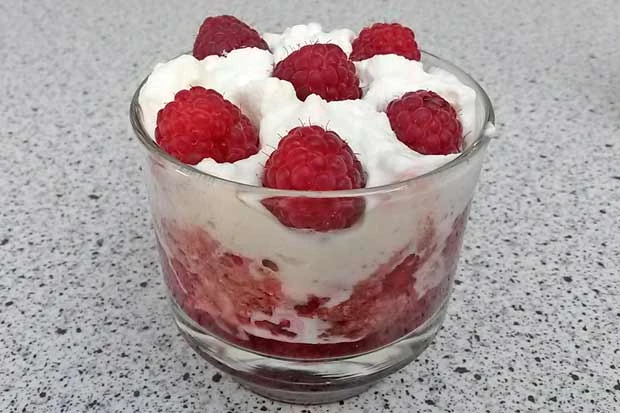Vanilleeis mit hei&szlig;en Himbeeren