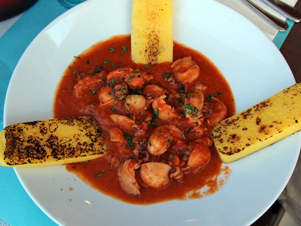 Kalmare in roter Sauce