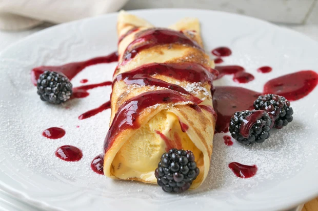 Palatschinken mit Brombeersauce und Eis