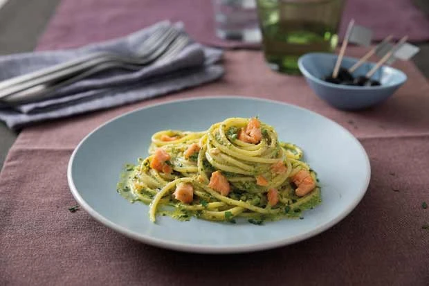 Spaghetti mit Pesto alla Genovese und Lachs