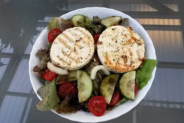 Salatteller mit Bratkäse