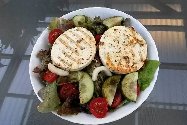 Salatteller mit Bratk&auml;se