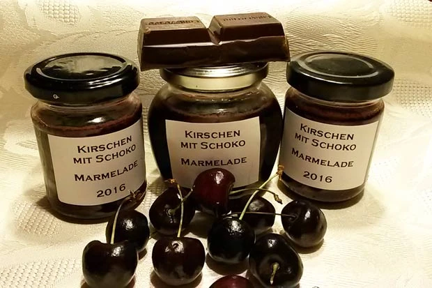 Kirschenmarmelade mit dunkler Schokolade