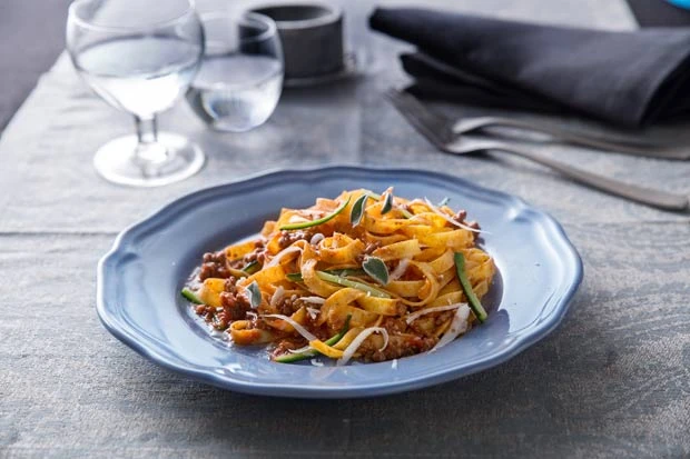 Tagliatelle nach Bolognese-Art mit Zucchini