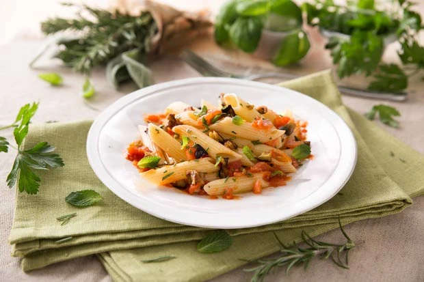 Penne Rigate mit mediterranem Gem&uuml;se und aromatischen Kr&auml;utern