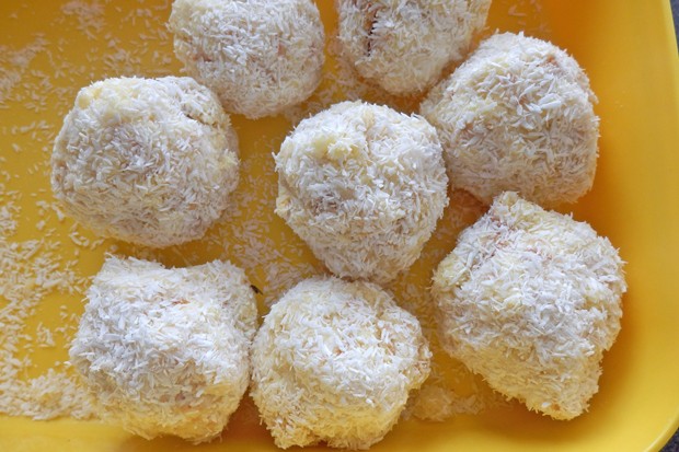 Topfen-Kokosbällchen mit Himbeersoße