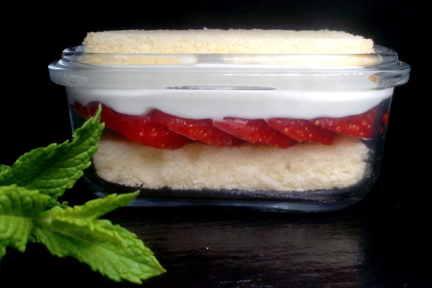 Erdbeertopfenkuchen im Glas f&uuml;rs Picknick