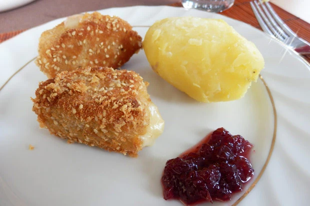 Panierter Weichk&auml;se mit Kartoffel