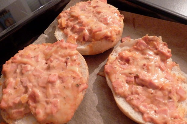Pizzasemmerl mit Leberkäse