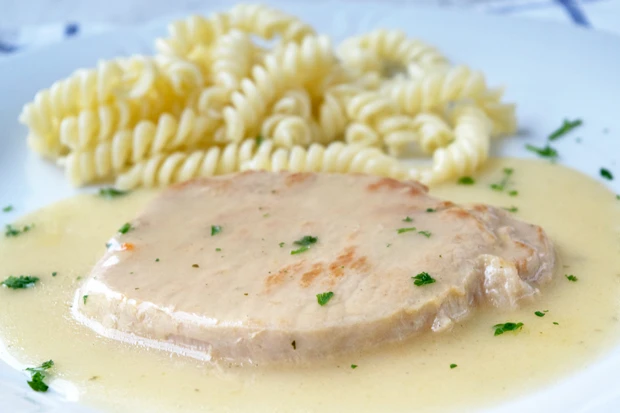 Schweinskarree mit Senfsauce und Nudeln