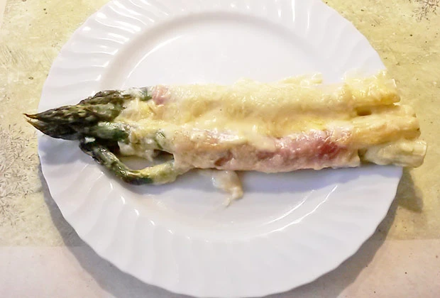 Überbackener grüner Spargel