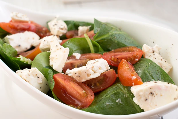 Spinatsalat mit Frischk&auml;se