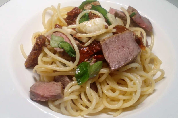 Steak-Spaghetti mit Knoblauch und getrockneten Tomaten &aacute; la Fuxi