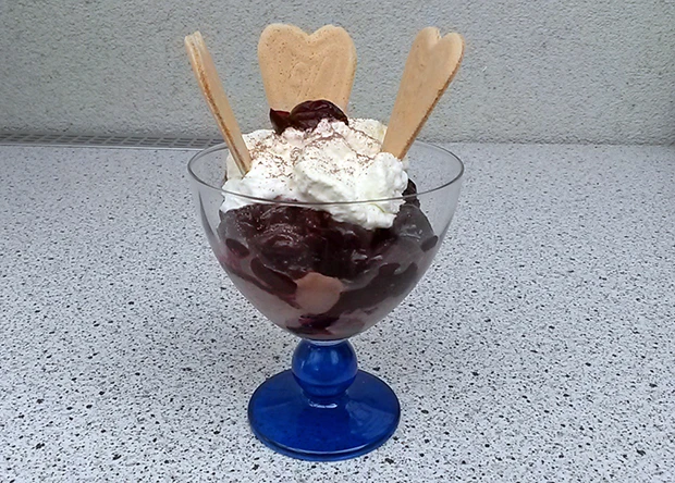 Schoko-Kirsch Eisbecher