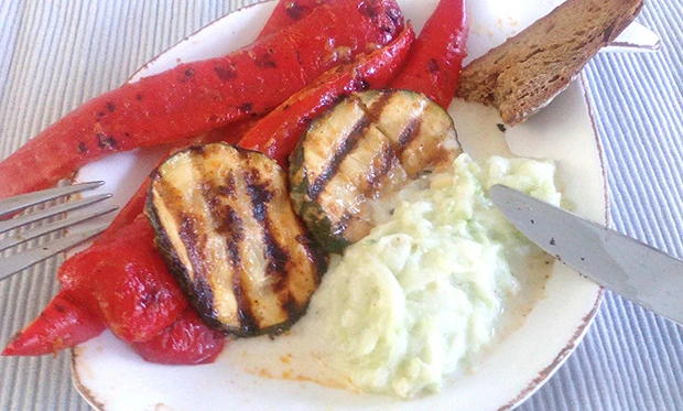 Tsatsiki mit Grillpaprika, Grillzucchini und Grillbrot