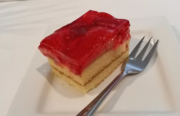 Erdbeerschnitte aus R&uuml;hrteig