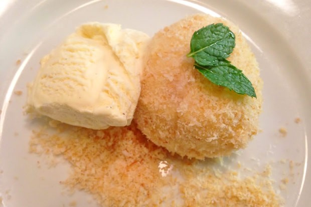Erdbeerknödel mit Eis